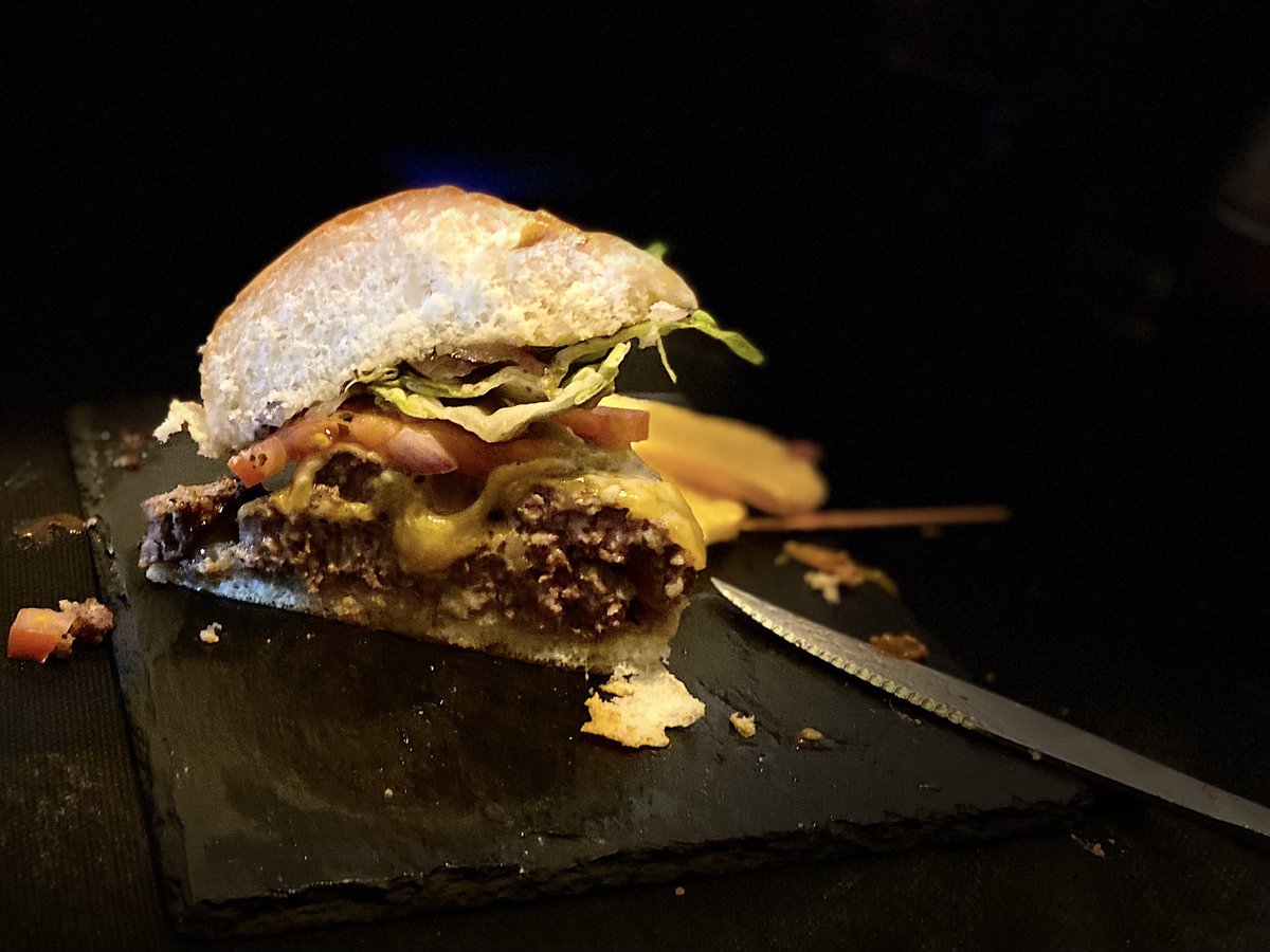 <a href="/oncereyes/">Reyes Aguilar</a> <a href="/LaPizarraSVQ/">Tapería LaPizarra</a> Esta es la nueva gastronomía de barrio. Mitad indie, mitad clásica. 
Y esta es la mitad de la súper hamburguesa en pan de brioche que nos han puesto. Nos queda mucha carta que probar.