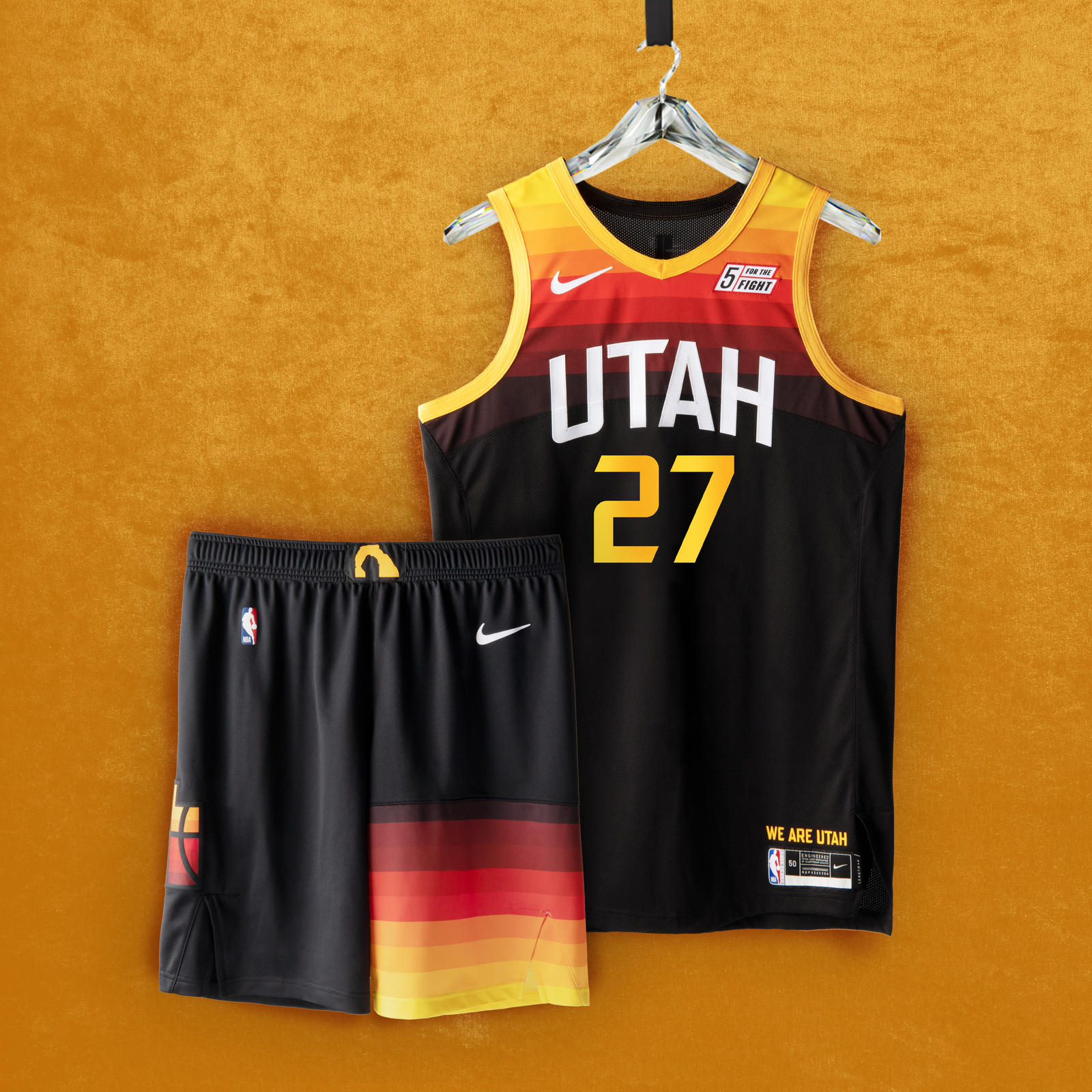 Cancha on Twitter: "UTAH JAZZ Los Jazz siguen apostando por el degradado del rojo del uniforme original de su "City La asimetría de las bandas de en el pantalón