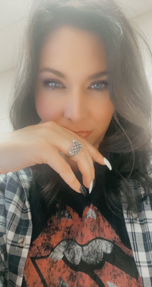 KellyNickell7's tweet photo. The dark side 🖤 https://t.co/mhLWePa62h