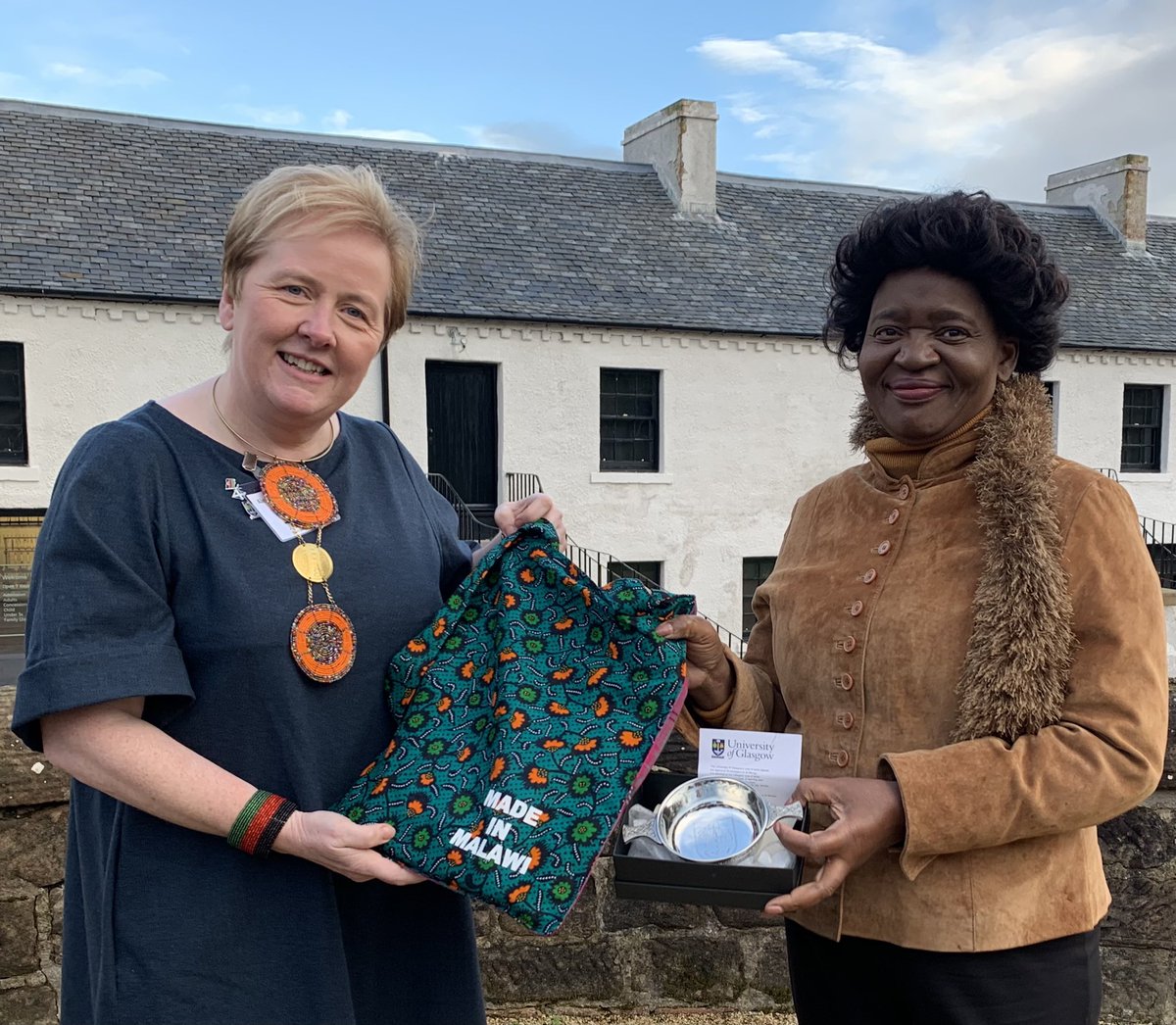 WCIPGLASGOW's tweet photo. Honoured to have met the First Lady of #Malawi @ChakweraMonica today. Presented her with a @UofGlasgow quaich the Scottish Cup of Friendship #cop26  @UofGMVLS @iiiglasgow @UofGVC @AndrewPWaters @UofGDeanGlobal @ScotlandMalawi @bagg_jeremy @MipandoMwapa  @LAZARUSCHAKWERA 🏴󠁧󠁢󠁳󠁣󠁴󠁿 🇲🇼 https://t.co/tt3UsuYJC4