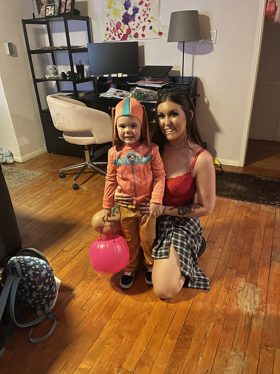 jadercampbell's tweet photo. Halloween babes 👻🖤 https://t.co/VbWW6eXozI