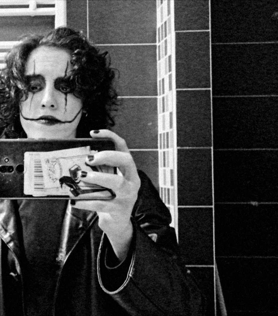 __contempt's tweet image. Così a volte, ma solo a volte, il corvo riportava indietro l’anima, perché rimettesse le cose a posto.