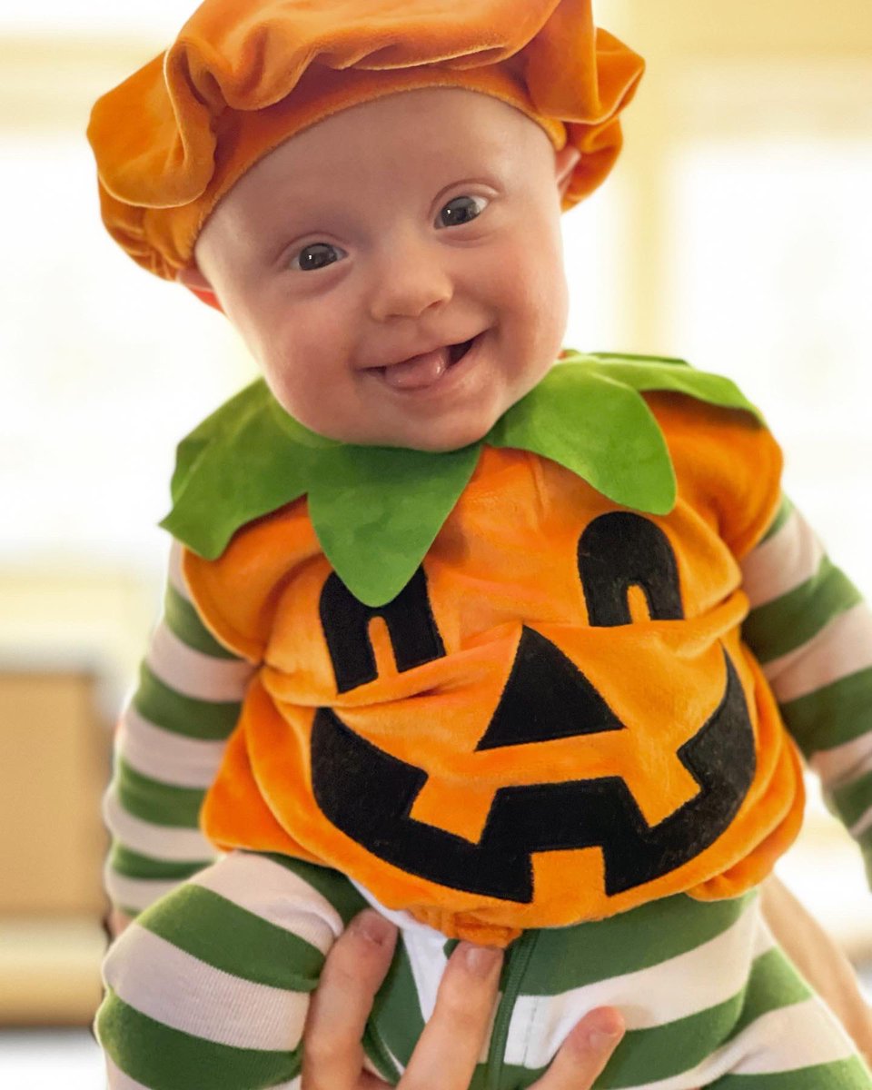 AsherMaxFrank's tweet photo. Had an exquisite time distributing confectionery to our neighbors! What a splendid tradition to be introduced to! 👻 🎃 #HappyHalloween2021 https://t.co/hHAHnjJDHb