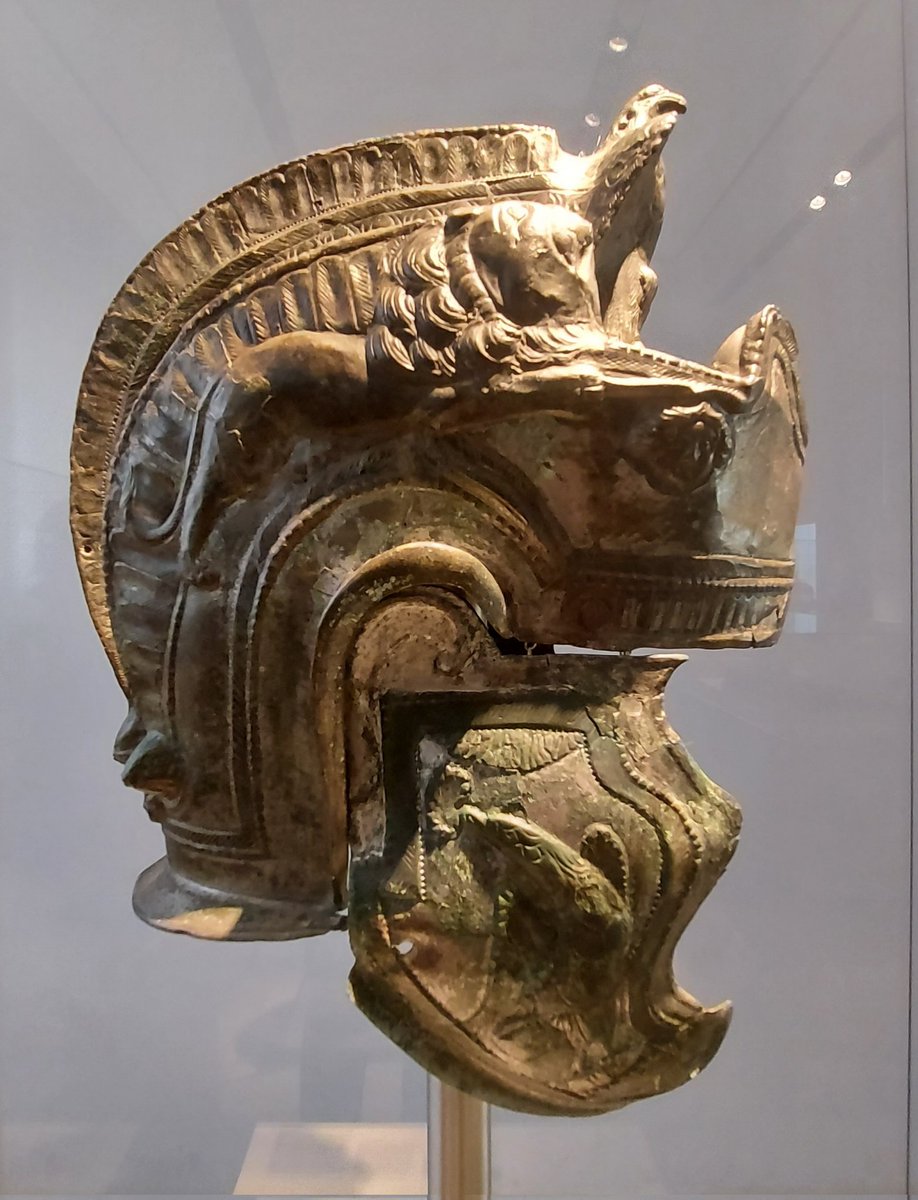 A #Roman helmet found in Theilenhofen at the Upper German-Raetian Limes. It is debated whether it is a parade helmet or a cavalry battle helmet.
Dating to the second half of the 2nd century AD. 

On display Germanisches Nationalmuseum Nürnberg 

#RomanArchaeology