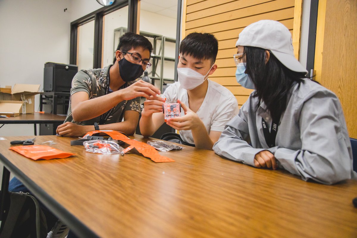 TheColonyHS's tweet image. TCHS Robotics and Computer Science Students Build Their Own Robot 💻🤖  #CougarNation 

📰: bit.ly/2Y4nWKE