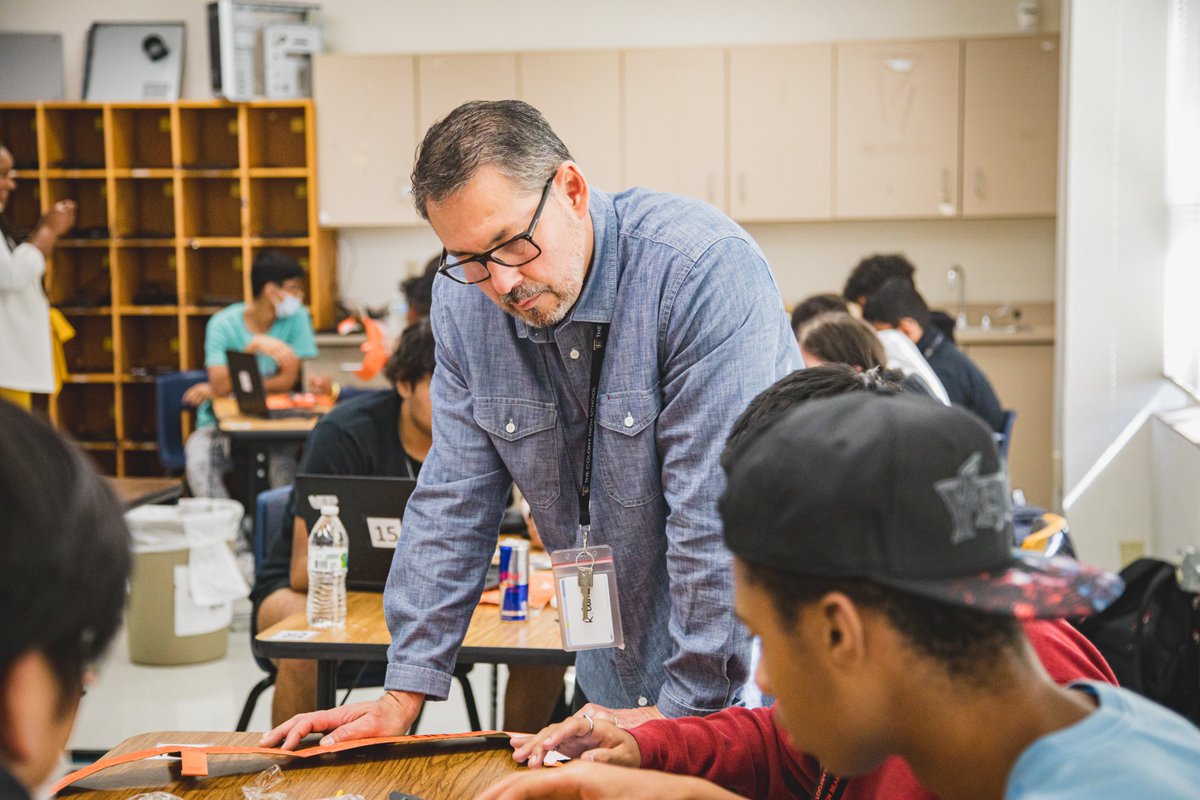 TheColonyHS's tweet image. TCHS Robotics and Computer Science Students Build Their Own Robot 💻🤖  #CougarNation 

📰: bit.ly/2Y4nWKE