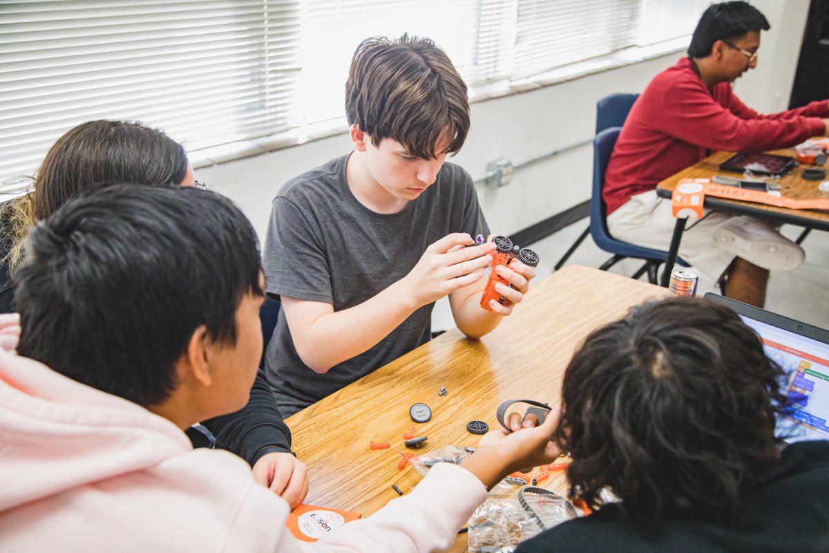TheColonyHS's tweet image. TCHS Robotics and Computer Science Students Build Their Own Robot 💻🤖  #CougarNation 

📰: bit.ly/2Y4nWKE