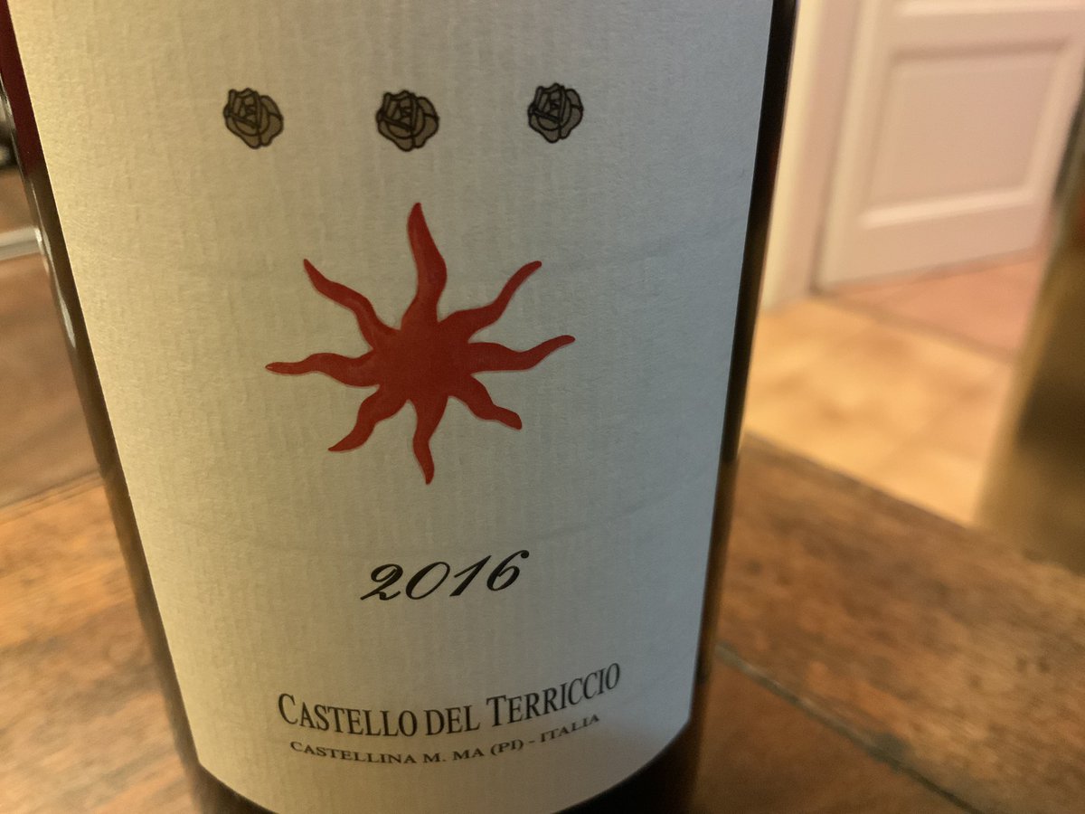 Amici #winelovers questa sera in Toscana con Castello del Terriccio 2016 di <a href="/terriccio/">Castello Terriccio</a> Al naso bel bouquet aromatico dai toni balsamici e floreali ed equilibrio che con coerenza stilistica si ritrovano al palato dove giunge elegante e raffinato. Lunghezza davvero affascinante