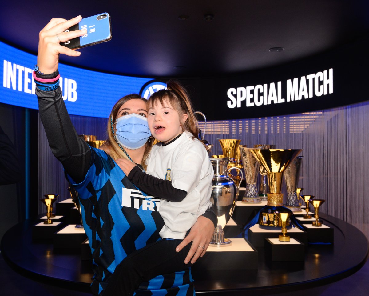 Inter_es's tweet photo. 🖤💙 | UN PARTIDO ESPECIAL
Una camiseta especial, un premio especial, una propuesta de matrimonio especial... Y un gracias, especial también.
Aquí están las fotos del partido especial para los Inter Clubs 😍
#IMInterClub #SpecialMatch #JoinTheFamily https://t.co/Tl9OTKL1RQ