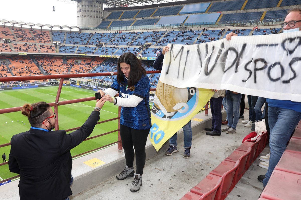 Inter_es's tweet photo. 🖤💙 | UN PARTIDO ESPECIAL
Una camiseta especial, un premio especial, una propuesta de matrimonio especial... Y un gracias, especial también.
Aquí están las fotos del partido especial para los Inter Clubs 😍
#IMInterClub #SpecialMatch #JoinTheFamily https://t.co/Tl9OTKL1RQ