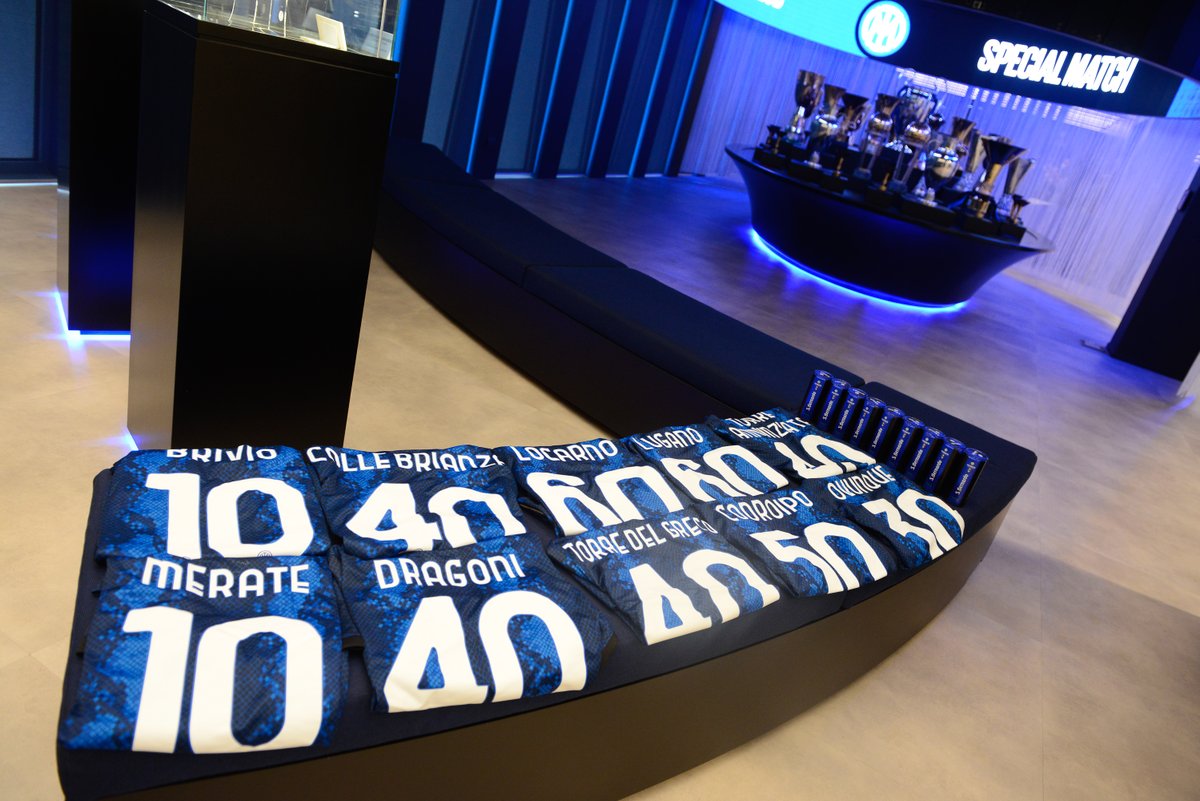 Inter_es's tweet photo. 🖤💙 | UN PARTIDO ESPECIAL
Una camiseta especial, un premio especial, una propuesta de matrimonio especial... Y un gracias, especial también.
Aquí están las fotos del partido especial para los Inter Clubs 😍
#IMInterClub #SpecialMatch #JoinTheFamily https://t.co/Tl9OTKL1RQ