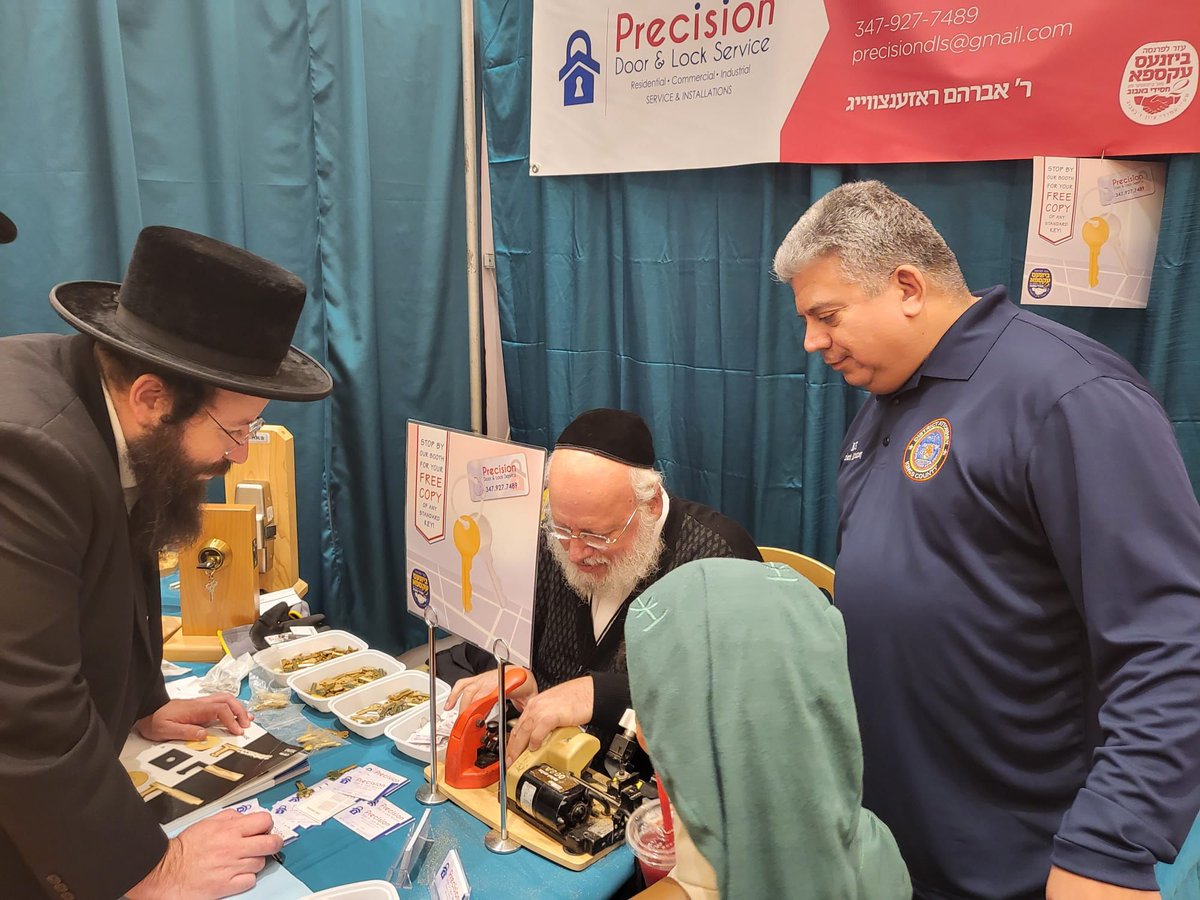 Was a pleasure hosting our elected officials at the Bobov Business Expo where dozens of Yeshiva graduates had an opportunity to present their business for like minded people.
Thanks for your participation and support.
#Bobov