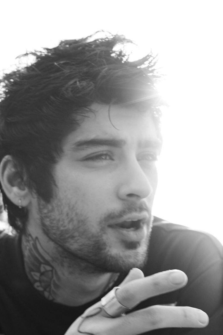 caliioum's tweet photo. @1directionIran WE LOVE ZAYN
I STAND WITH ZAYN
FREE ZAYN
#hadidIsOverParty 
#AlwaysWithYouZayn 
#respectzayn https://t.co/0pLQvoMP2K
