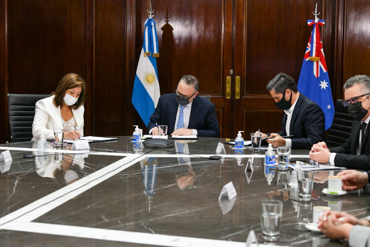 ArabelaCarreras's tweet photo. Se anunció el proyecto para construir la planta productora de #HidrógenoVerde en Río Negro, lo que significará una inversión cercana a los 8.000 millones de dólares y la posibilidad de generar 15.000 puestos laborales nuevos. https://t.co/aiAOlcxgoY