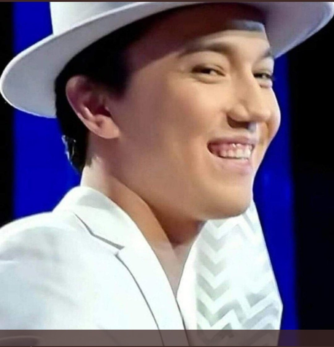 FlorParisi1980's tweet photo. I know @dimash_official won't say it but I will: his voice is supernatural. He makes us #FlyAway and commands our hearts from the stage. It is what it is, it's #DimashQudaibergеn. https://t.co/oDJZtZyCaE