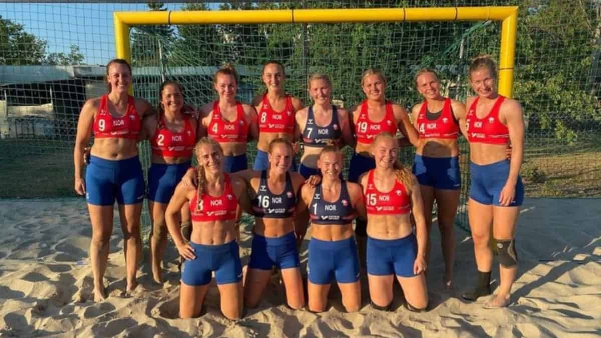 TeresaRodr_'s tweet photo. Este verano multaron a las jugadoras de balonmano playa femenino de Noruega por negarse a jugar en bikini.

Hoy su acción ha conseguido que se cambie esa regla machista.

Las peleas y los símbolos sirven. https://t.co/GPCIoNsjYZ