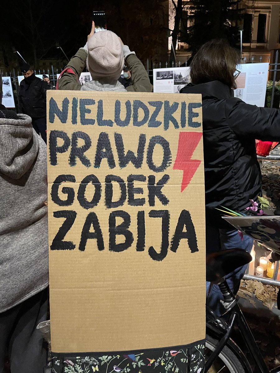 barbaraanowacka's tweet photo. Milczący protest przed TK. 
#anijednejwiecej https://t.co/sd7lxi9rQw