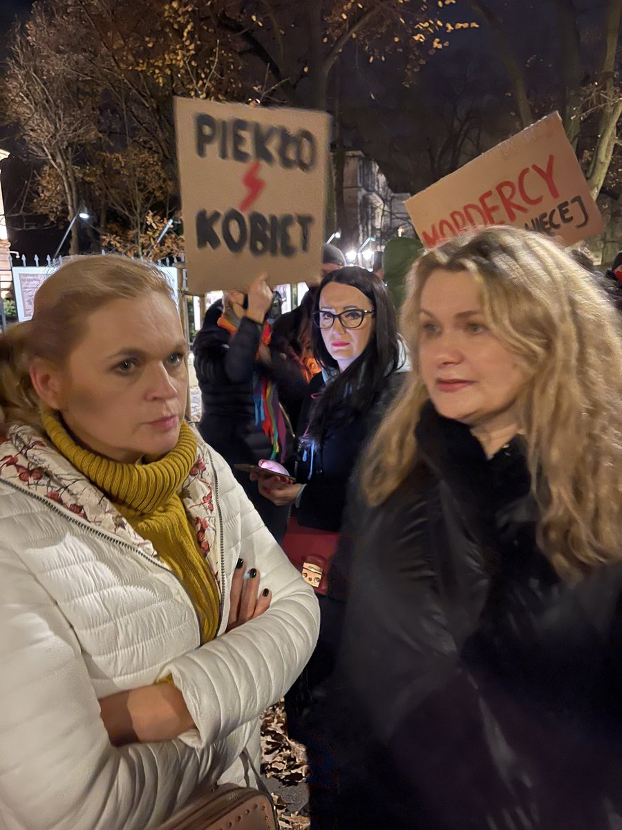 Milczący protest przed TK. 
#anijednejwiecej