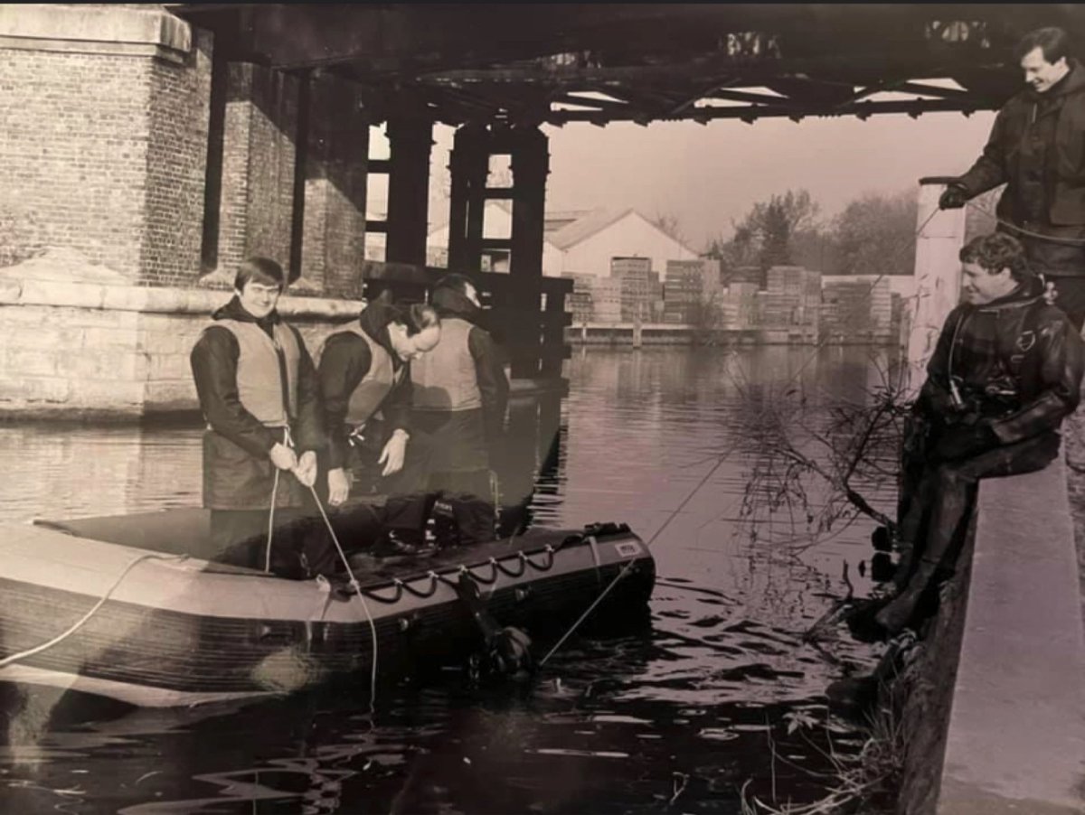 jerseyboyslady's tweet photo. Aww when someone pops this on FB &amp; you just know that the one in the water is yours @martin_compston @PaulFerris_Gla a whole different way of policing .#surreydivers #searchunit back in the day #LOD @jed_mercurio https://t.co/GPk9WRmSTN