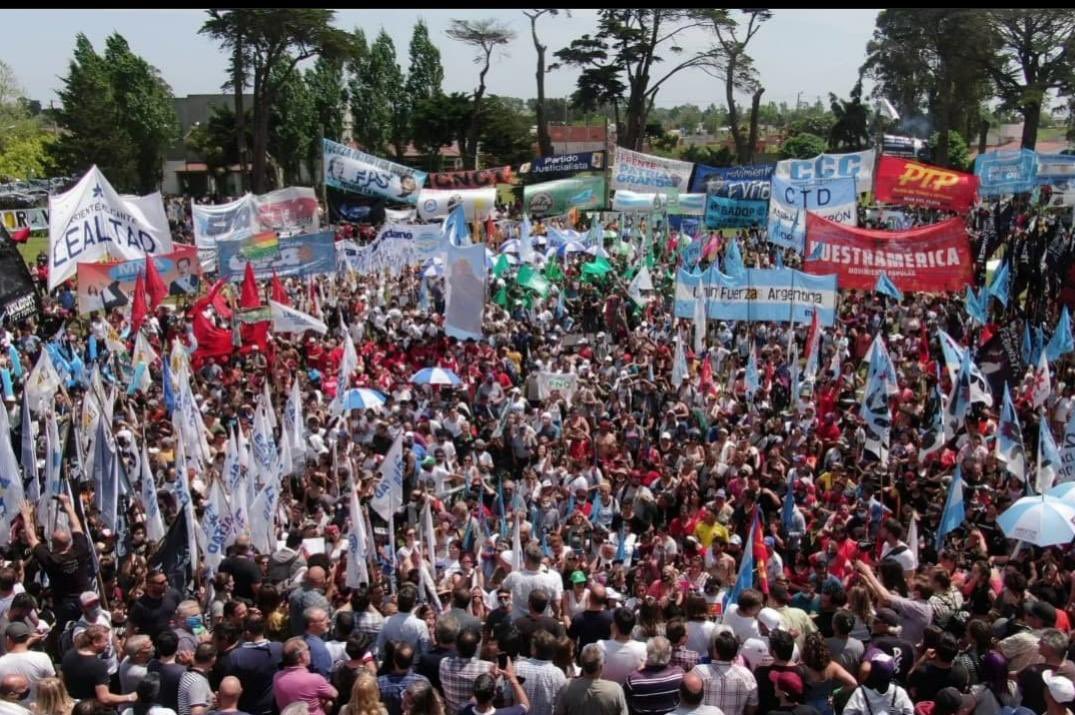 siunfletraok's tweet photo. Este sábado, militantes del SIUNFLETRA y de @identidad_AyNar participaron del acto homenaje a Néstor #Kirchner en Mar del Plata junto a @FerRaverta y al jefe de Gabinete @minsaurralde.
#Fleteros acompañando a las y los candidatos del Frente de Tod🌞s.
Mario Pereyra conducción https://t.co/DSBO7VuoJP