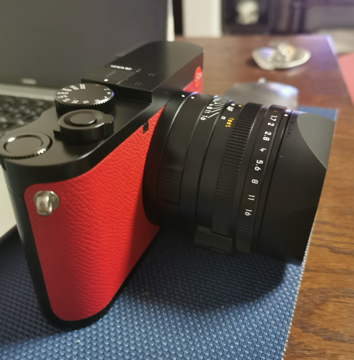 zeqbox's tweet photo. I bought a Leica camera as my birthday present, got a new Brad Pitt same style✌️ https://t.co/BjWVSKj0Hf