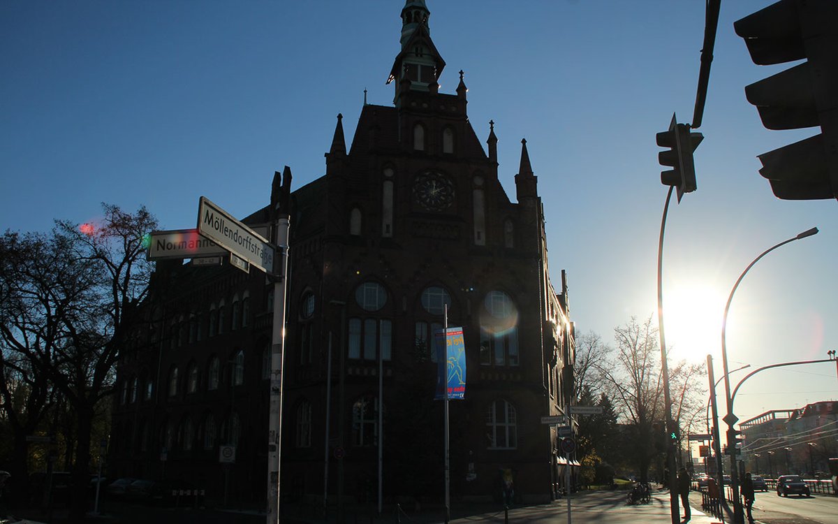 Wer führt das neue #Bezirksamt #Lichtenberg künftig an? Eine schnelle Einigung ist derzeit nicht in Sicht, weil #SPD und #Linke in Lichtenberg seit Jahren Zoff haben. bezirks-journal.de/neues-bezirksa… #bvvlibg #bvvlbg