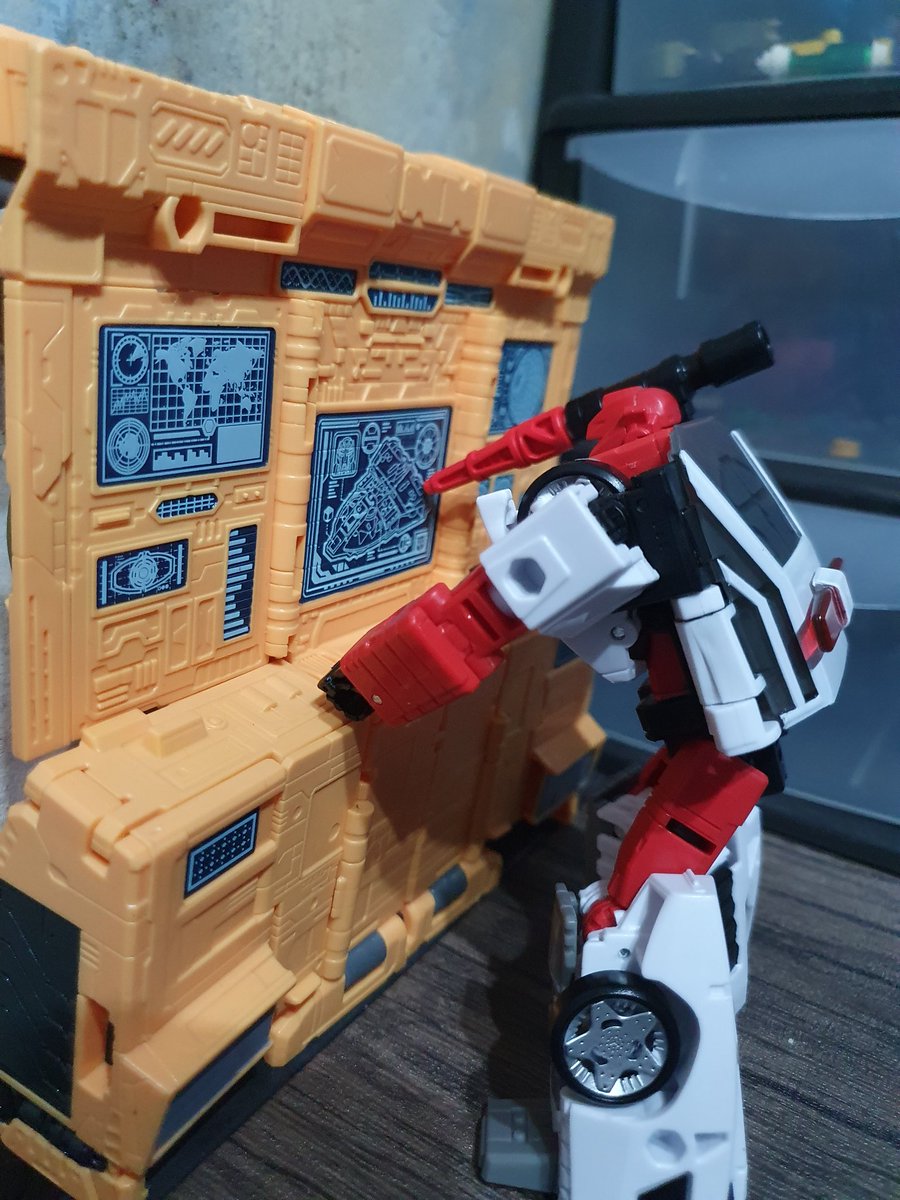 jordicas19's tweet photo. Red's computer work
#transformers https://t.co/NyhoqUNIy1