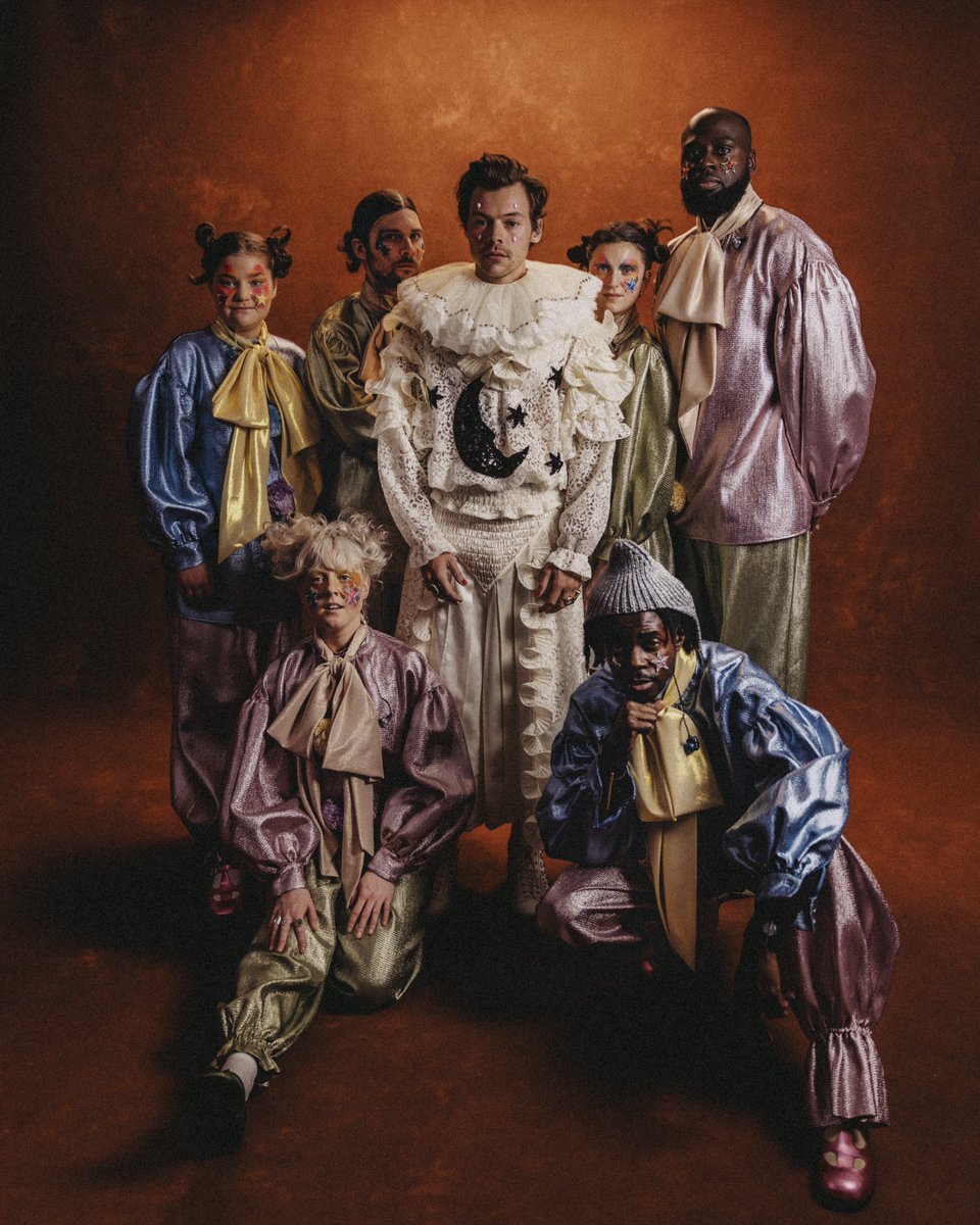 gucci's tweet photo. On the second night of #Harryween, @harrystyles and his band dressed up as clowns in custom #Gucci looks by #AlessandroMichele. #HarryStyles
Photographed by #AnthonyPham and styled by @harry_lambert. https://t.co/K1nAVOQPkG