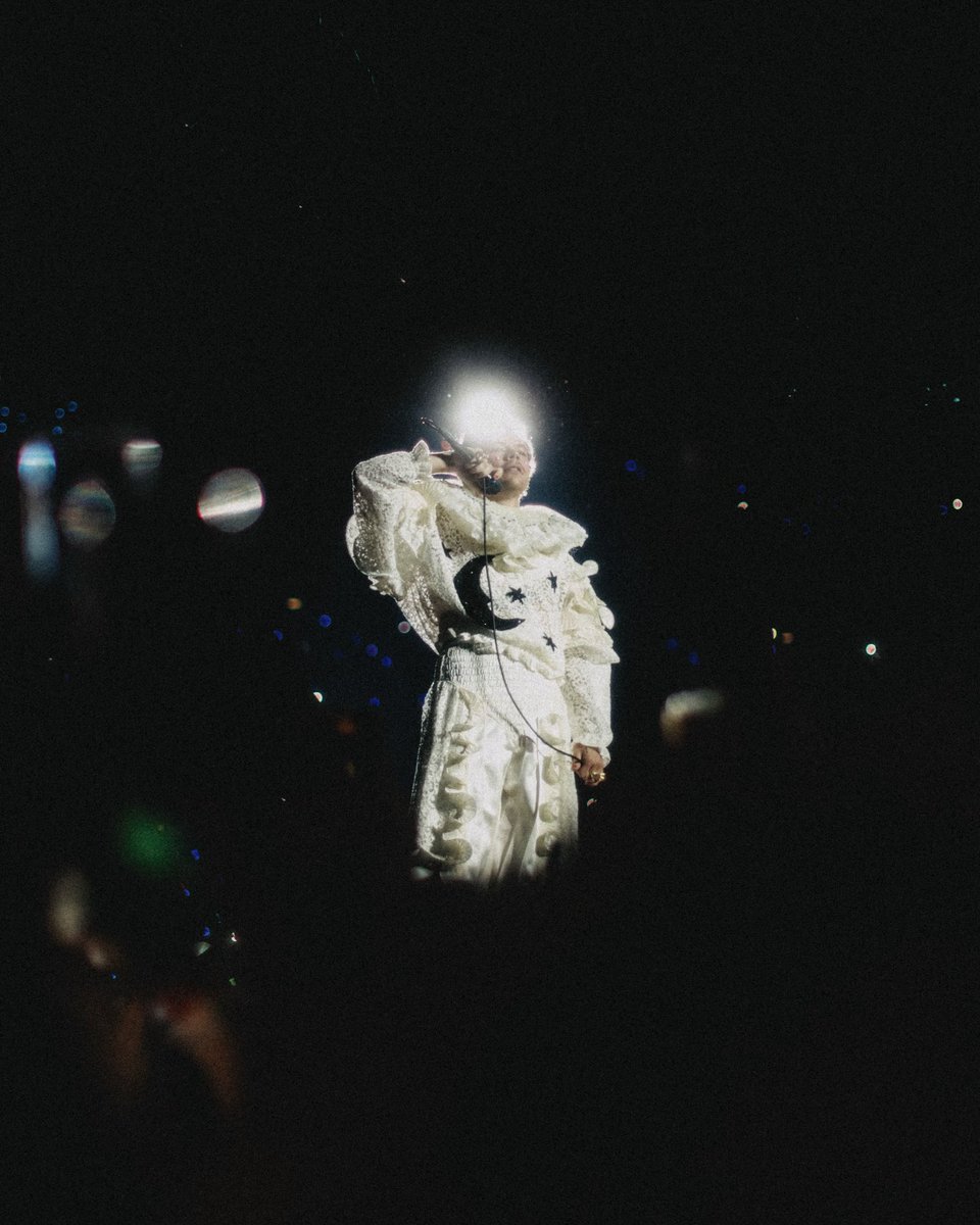 gucci's tweet photo. On the second night of #Harryween, @harrystyles and his band dressed up as clowns in custom #Gucci looks by #AlessandroMichele. #HarryStyles
Photographed by #AnthonyPham and styled by @harry_lambert. https://t.co/K1nAVOQPkG