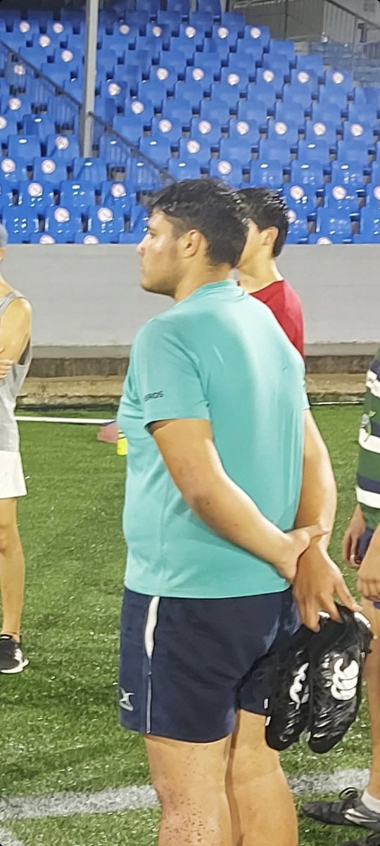 La historia de este pibe de 18 años ojalá algún día se pueda contar como cuando hablamos de los jugadores profesionales de Fiji. Lo vi entrenar descalzo pero desde hace 1 mes viaja todos los días desde Florida a Mvdeo apoyado por su club <a href="/LaOllaFlorida/">La Olla Florida Club</a> y por gente -sigue