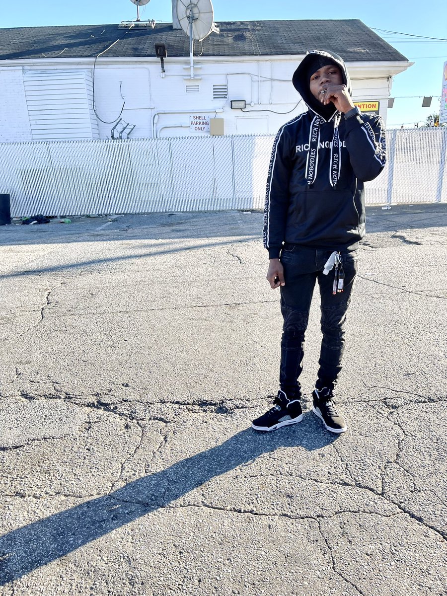 TFLYoungin's tweet photo. Bitch I get down Get a bag 💰 or whatever 🦾 got sum new opps so we got some new ladders 3️⃣0️⃣ #Free9💚 & #Free42💚 out that slammer 🔓.. Let’s Rock & Roll Bring Them Drums Out 😈! #FreeDaBand🎸 #ForeverDnic🖤 https://t.co/SMMFkd1LJY