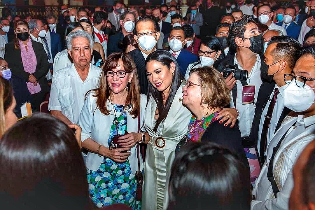 Hace unos momentos en el Teatro Hidalgo habilitado como recinto oficial del H. Congreso del Estado de Colima, se llevó a cabo la sesión solemne para la toma de protesta como Gobernadora de Indira Vizcaíno. #Colima