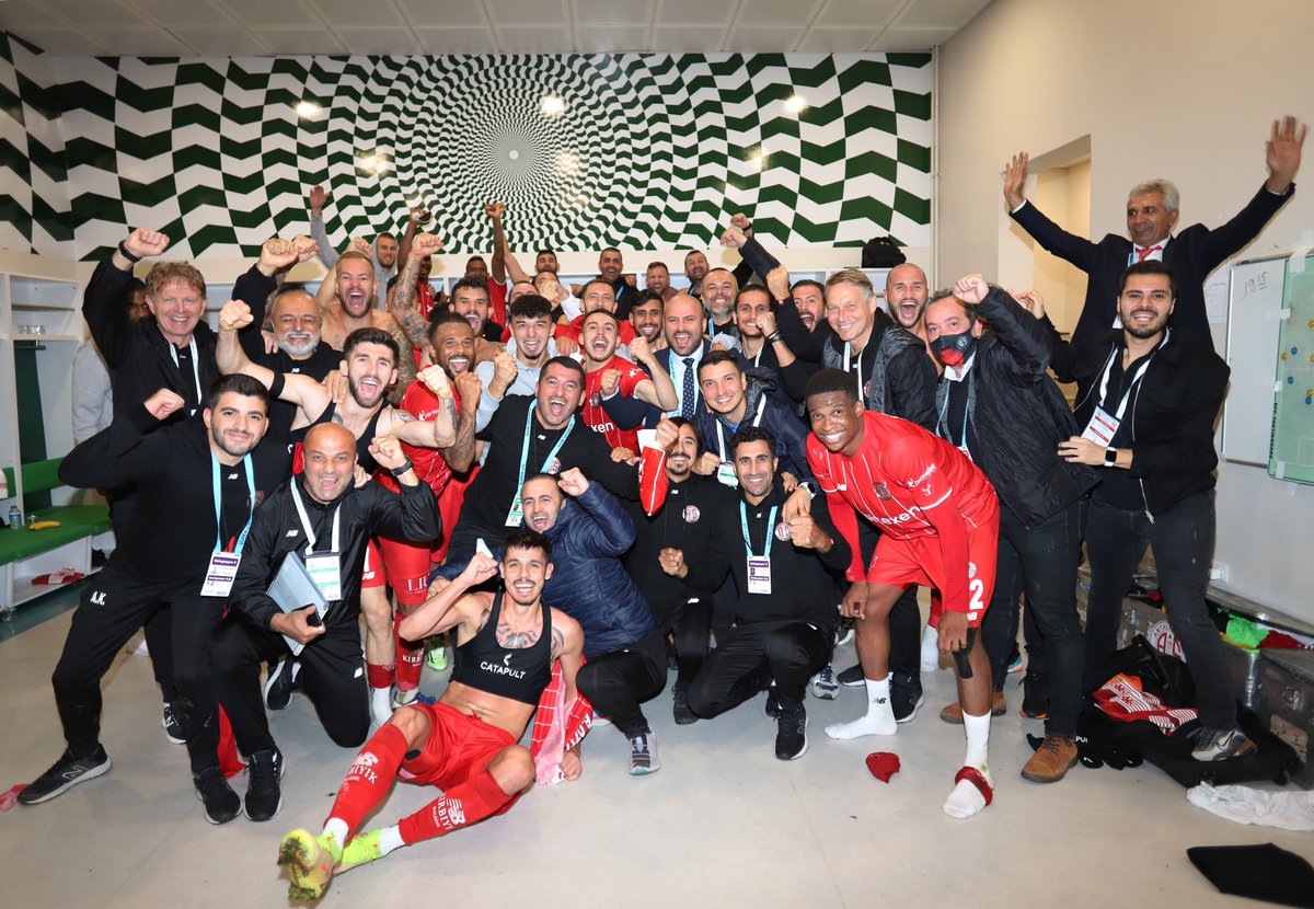 Antalyaspor's tweet photo. ❤️ Ç O O O K  S E V E R S İ N !
#FraportTAVAntalyaspor https://t.co/KwEByNOsr7