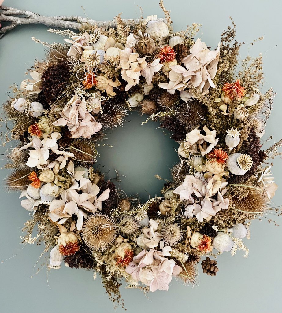 GoringCraftFair's tweet photo. Love a #Christmaswreath? Well look no further than West Berkshire based @shootsndwreaths! Shoots &amp; Wreaths celebrates the English countryside with unique pieces inspired by local woodland.

View their range at #GoringCraftFair, 20-21 November. 

#shoplocal #christmasgifts https://t.co/jz0X4cadC3