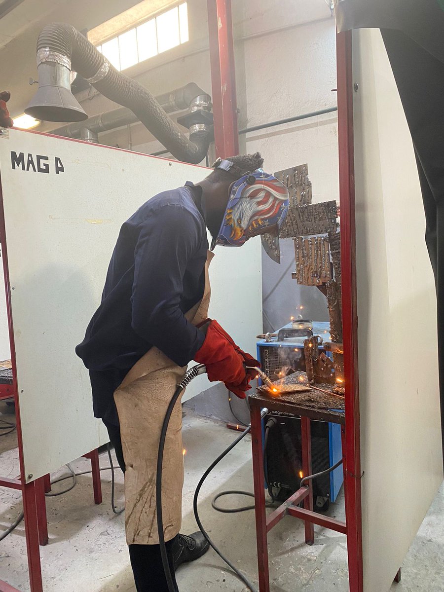 ALDAAFRICA01's tweet photo. Les formations professionnelles en soudure, patisserie, coiffure et esthétique continuent dans le cadre du projet #IDMAJ en partenariat avec Asamblea de Cooperación Por la Paz (ACPP) . Les divers groupes de migrants bénéficiaires poursuivent leur apprentissage.
#ALDA https://t.co/kdFpv2pjxx
