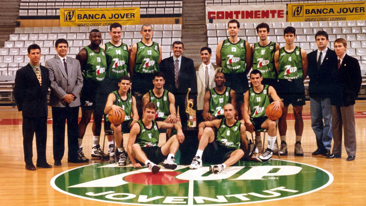Penya1930's tweet photo. 💚🖤 Hi ha moments històrics que no s’obliden mai. I nosaltres ho vam aconseguir amb ell com a entrenador
🙌 Sempre seràs un referent, Zeljko!
#BadalonaÉsFutur | #ForçaPenya https://t.co/rR8G3YRc1h