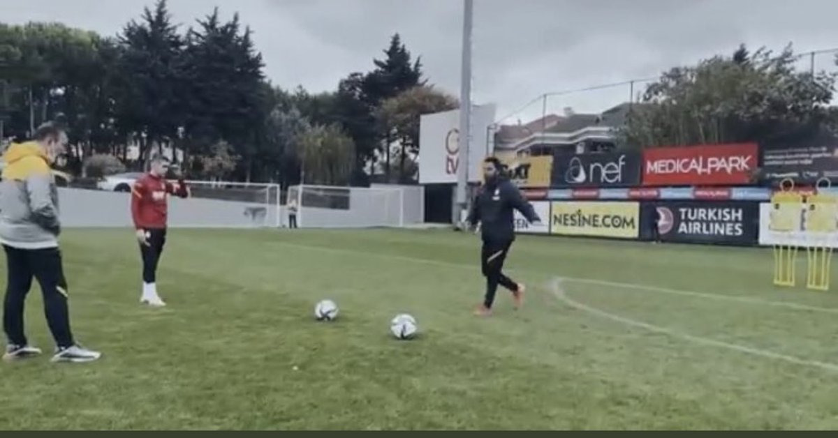 433galatasarayl's tweet photo. Selçuk, Cicaldau’ya frikik çalıştırıyor… tehlikenin farkında mısınız https://t.co/Rjs2WCZHTO