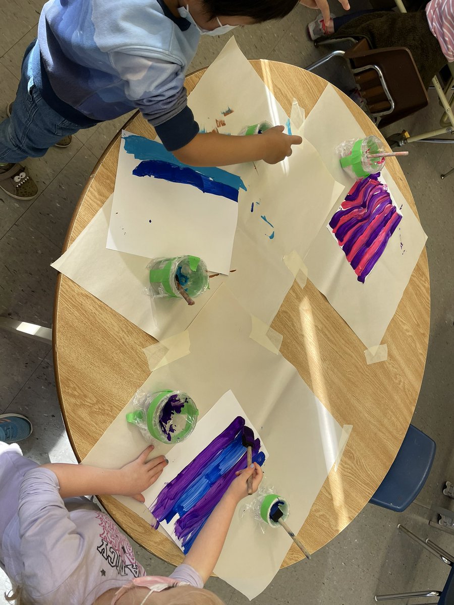 kindieroomthree's tweet photo. Patterns, patterns everywhere! We’re transitioning from sorting to patterns. We’re learning that sorting items can help when it comes to making patterns. #maththinkers #curiousminds https://t.co/T3RbVpEyMP