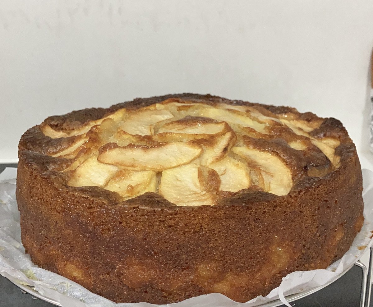 carme_carmona's tweet photo. Dulces de siempre…que siempre triunfan e inundan la casa de aromas y recuerdos de infancia. #pasteldemanzana https://t.co/wbaLawYPdO