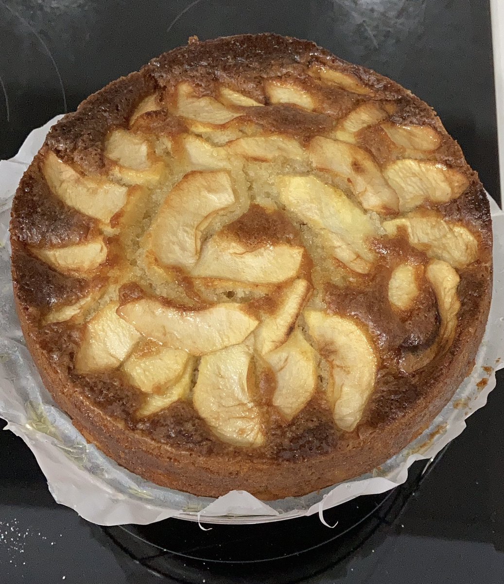 carme_carmona's tweet photo. Dulces de siempre…que siempre triunfan e inundan la casa de aromas y recuerdos de infancia. #pasteldemanzana https://t.co/wbaLawYPdO