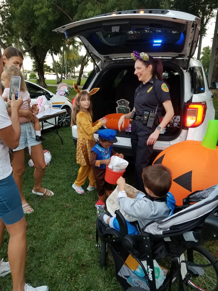 edgewater923's tweet photo. What a fantastic #halloween2021 celebration. Still buzzing from all the fun times. More to come. https://t.co/J5Vq48FOE2