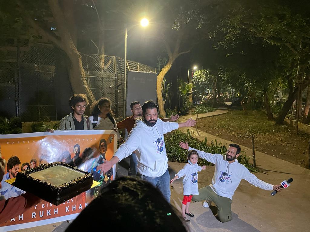 SRKUniverse's tweet photo. King Khan's Birthday celebration  near Mannat! ❤️ #HappyBirthdaySRK https://t.co/JTElbz7PSl