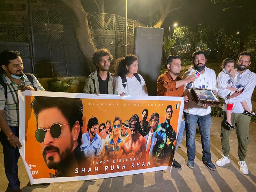 SRKUniverse's tweet photo. King Khan's Birthday celebration  near Mannat! ❤️ #HappyBirthdaySRK https://t.co/JTElbz7PSl