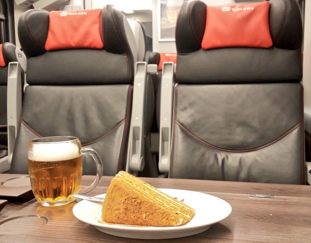 DKortschak's tweet photo. Směr #Linec / Richtung #Linz im #Eurocity von @ceskedrahy_ und @unsereOEBB. Ein Besuch im #bistrovuz / #Speisewagen auf ein @Pilsner_Urquell und einen #Medovnik @HonigTortede @MedovnikCake darf nicht fehlen. #bahnliebe #radjimvevlaku https://t.co/lOPgk4q4aM