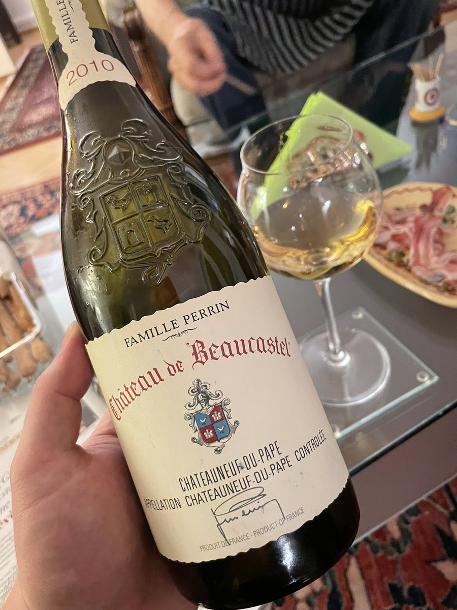 AurlienSutter's tweet photo. Un très joli beaucastel, à l’évolution propre et fraîche, sans aucune lourdeur Et un avion bourguignon sur un millésime compliqué, mais quelle réussite ! Une vraie classe de grand cru, du velour structuré et profond! Le pinot reste capable du pire et du meilleur #ClosdesLambrays https://t.co/Z3XxOCrKgI