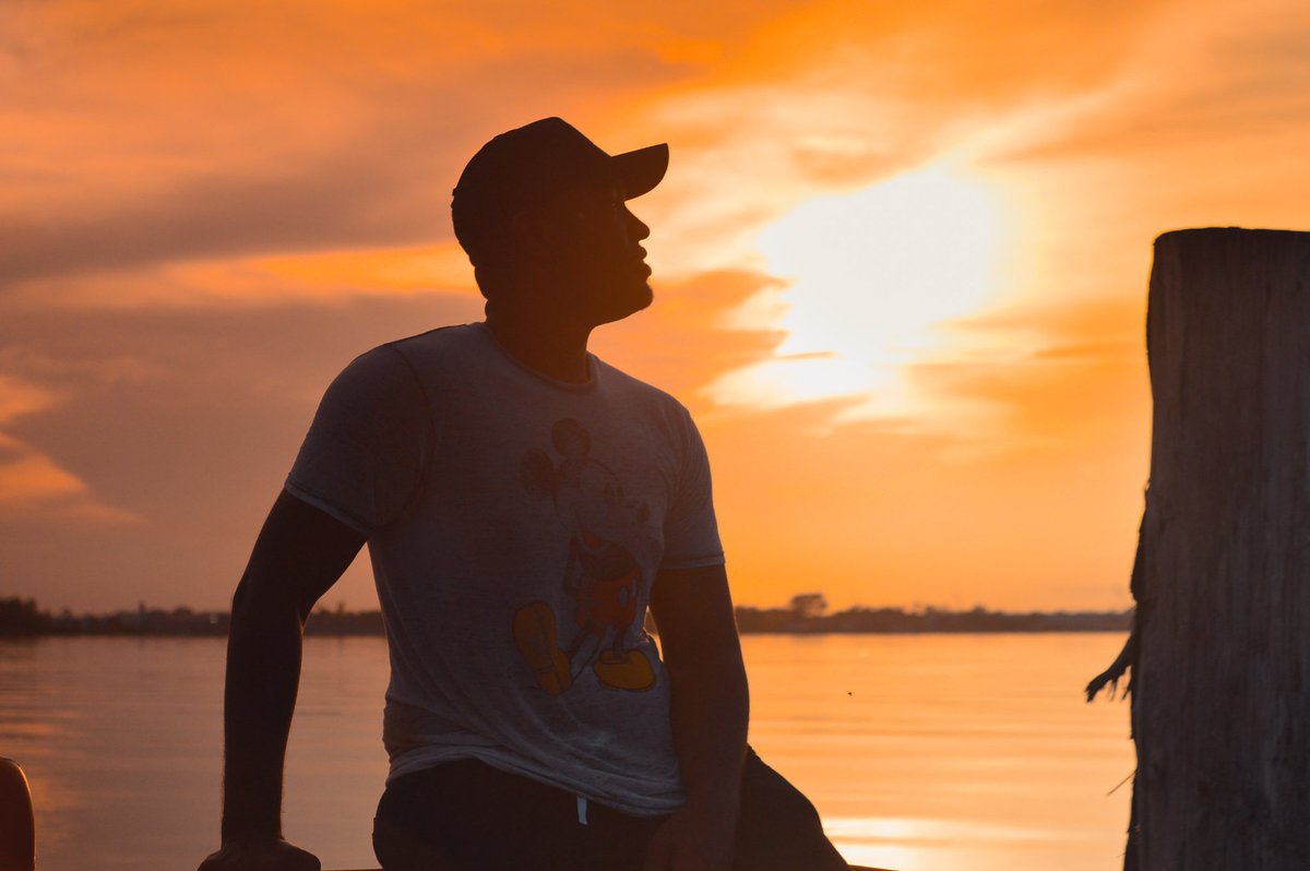 RhysRhai's tweet photo. 🌤 Sunsets. 
Life’s way to saying: ‘Good job, you survived another Day. Here’s something Pretty!’.

📸: @evsco1 https://t.co/KOqvBnYPKa