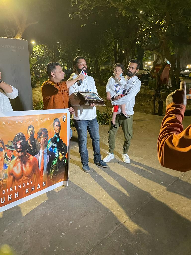 SRKUniverse's tweet photo. King Khan's Birthday celebration  near Mannat! ❤️ #HappyBirthdaySRK https://t.co/JTElbz7PSl