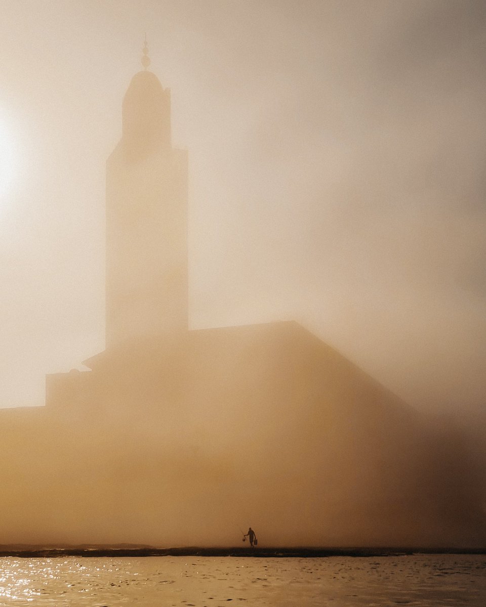jonathanbertin's tweet photo. CASABLANCA 🕌
•
During the first day of my trip in Morocco the fog rose up over the Hassan-II mosque and this unbelievable scene took place like in a dream. I had to capture this, still giving me the creeps https://t.co/0cMzmWPPCC