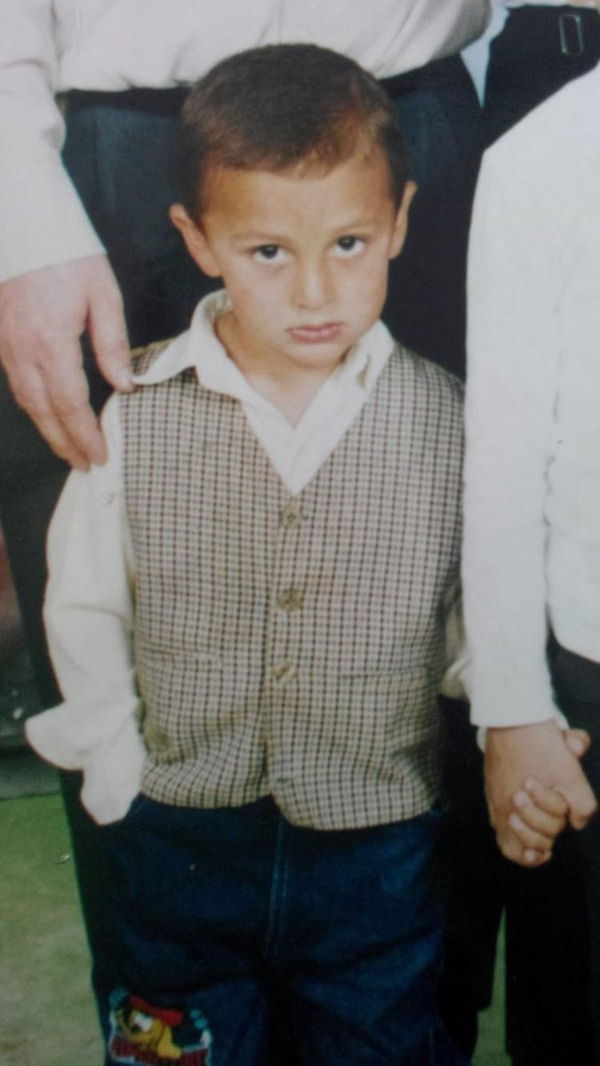 gittim fotoğrafçıya
otur dedi gülümse 
gülümseyemem dedim
<a href="/coskuneliboll/">Âhar</a>