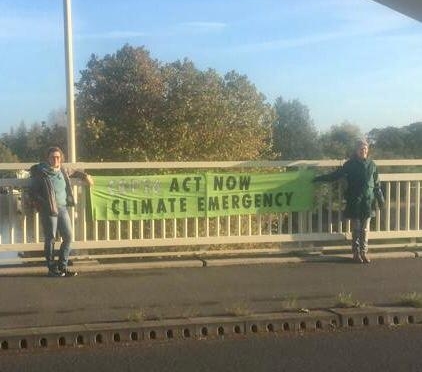 XRElmbridge's tweet photo. On Walton bridge today, reminding our government not to fudge targets and Act Now to save our planet
#cop26 #climatechange #climatecrisis #extinctionrebellion https://t.co/SYW1ht3oYK
